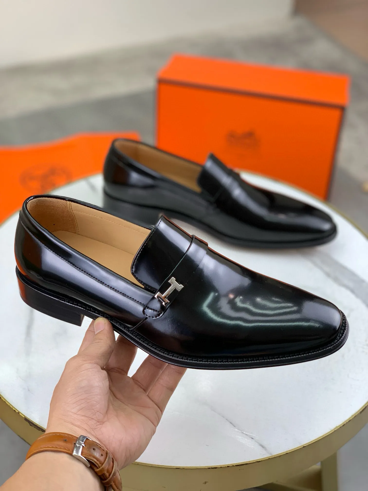 Factory price P960 💰Top version 💎💎💎 Original leather outsole Brand: Hermès (Hermès) Standard code: Men's size 39-44 (38, 45 can be customized) Grade: Same as the official website Original quality materials: Original soft calfskin Water-dyed cowhide lining Original Italian leather outsole Style categories: Men's fashion Formal casual leather shoes Slip-on men's shoes series Young fashion European and American trends, British style, colors: multiple options, counter packaging